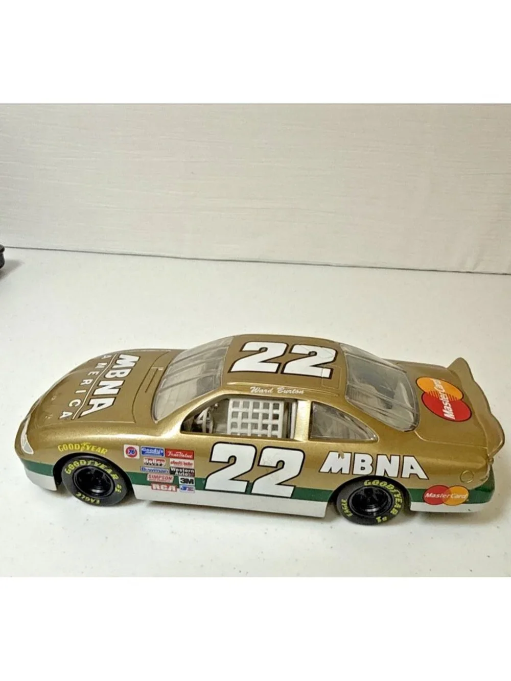 Ward Burton #22 MBNA Gold 1997 Pontiac Grand Prix 1:24 NASCAR Diecast Car